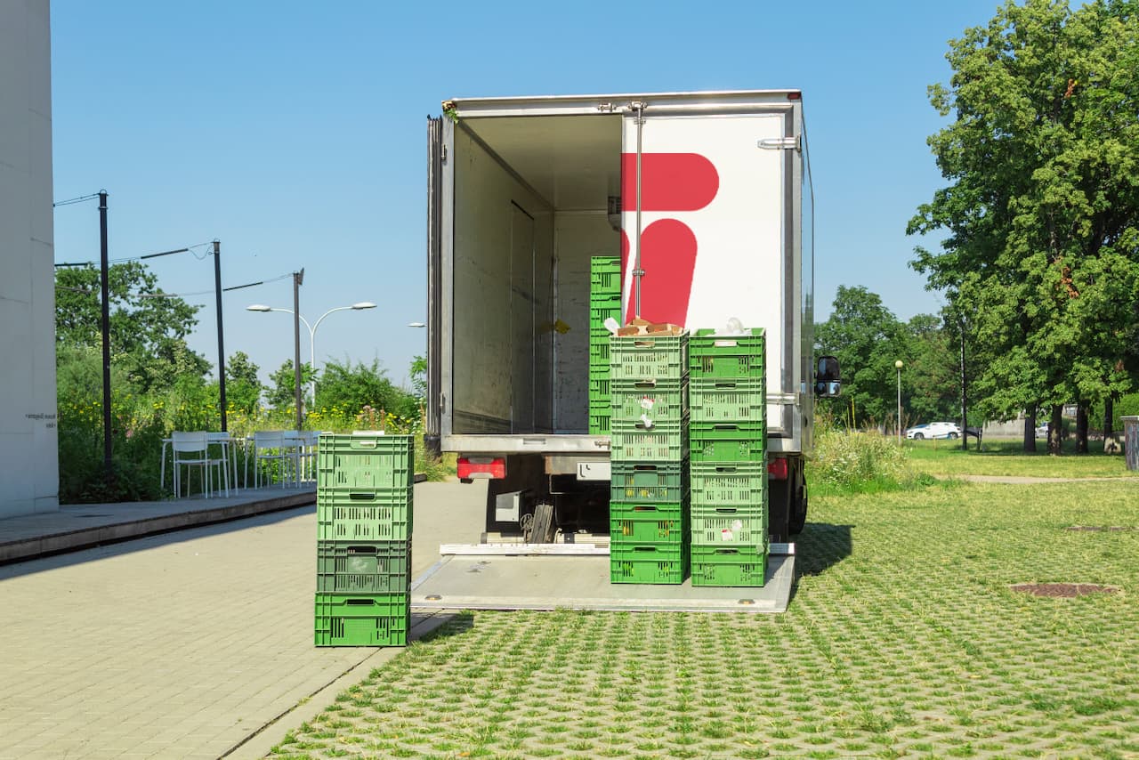 Personas descargando un camión de martinez leal lleno de productos