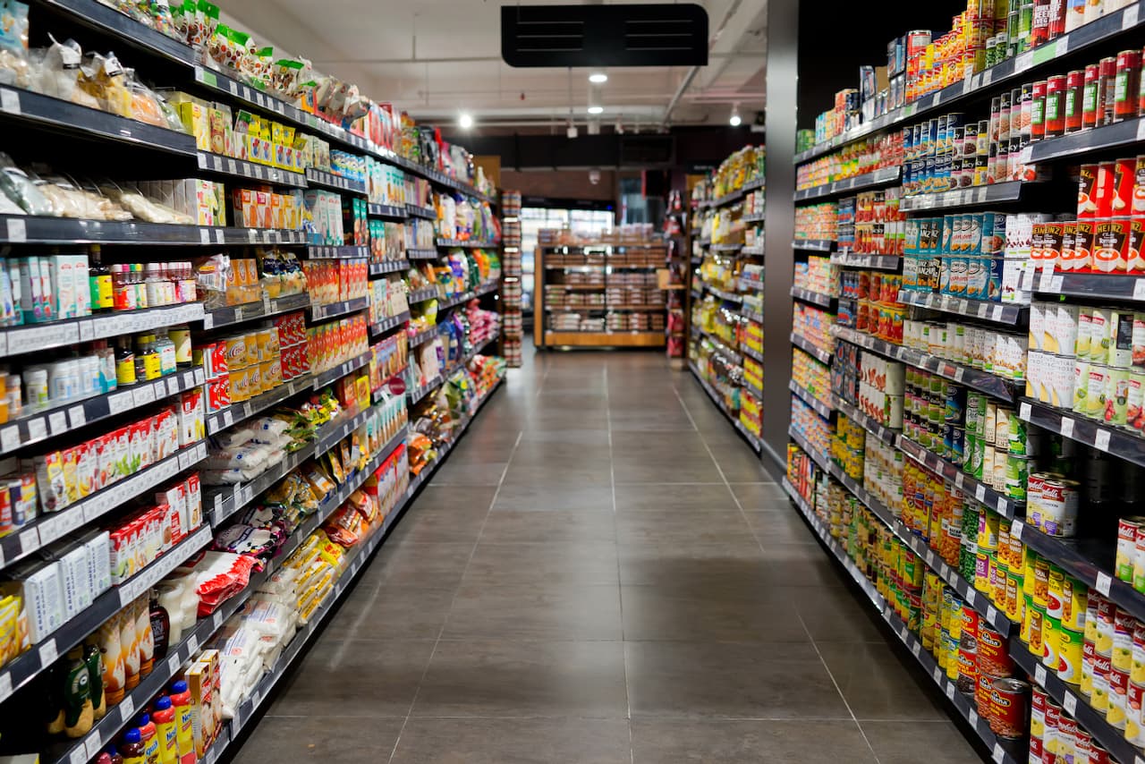 Supermercado con variedad de productos distribuidos por martinez leal