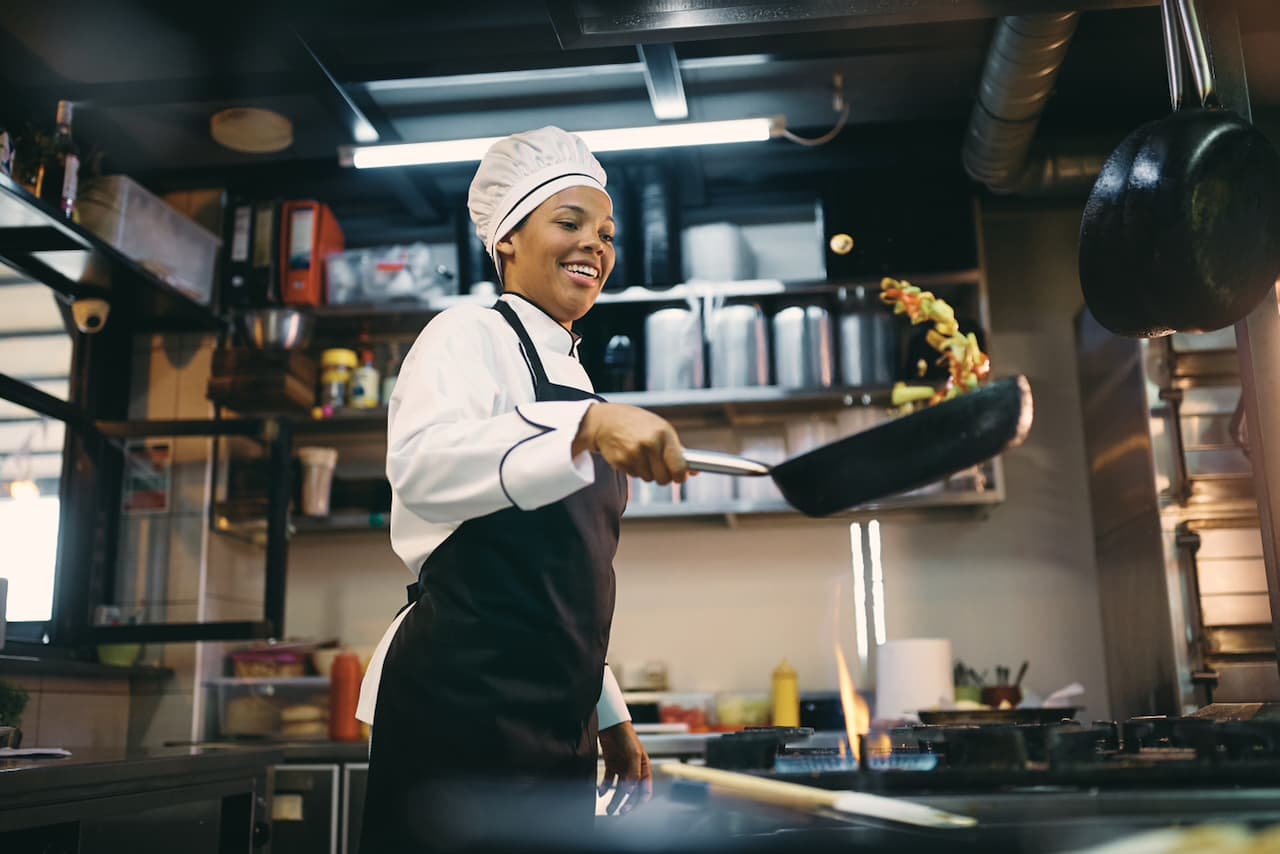 Chef cocinando deliciosos platillos con los productos que se distribuyeron por martinez leal